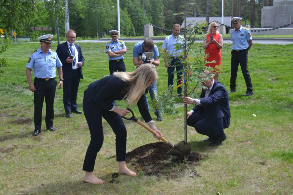 NY POLITISTASJON: Tirsdag var justis- og beredskapsminister Emilie Enger Mehl på Magnormoen for å markere det nye politisamarbeidet mellom Sverige og Norge som er i gang. Her skal det nå bygges en ny svensk-norsk politistasjon. Foto: Pål-Erik Berntsen.