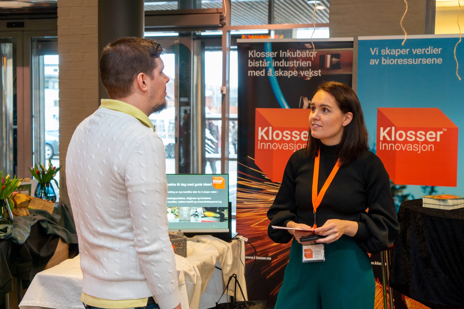 FLYTT TIL SOLØR: Klosser Innovasjon og Åsnes kommune organiserer standen på Flisa Stormarked under mart’n. Målet er å få utflyttere til å venda nesa hjem.