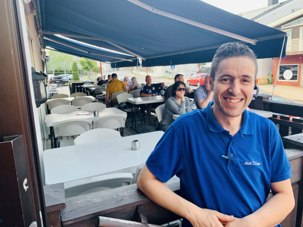 GLEDER SEG: Rachid Imzouagh hos Midt i Gata gleder seg til Sankthans, og håper mange blir med på fest i teltet. Arkivfoto: Liv Rønnaug Lilleåsen.