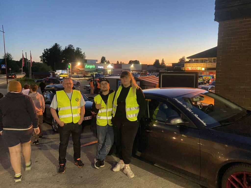 Fornøyde arrangører: (Fra venstre) Lars Kristian Pedersen. Eddie Sejersen Flaten og Maria Kristina Nagell er de som står bak streetmeet Kirkenær, og er storfornøyde med lørdagens arrangement.