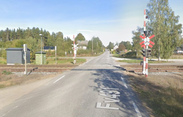 ÉN AV MANGE: Planovergangen ved Braskereidfoss stasjon er én av mange på listen til Bane NOR med hendelser og nestenulykker. Foto: Google Maps.
