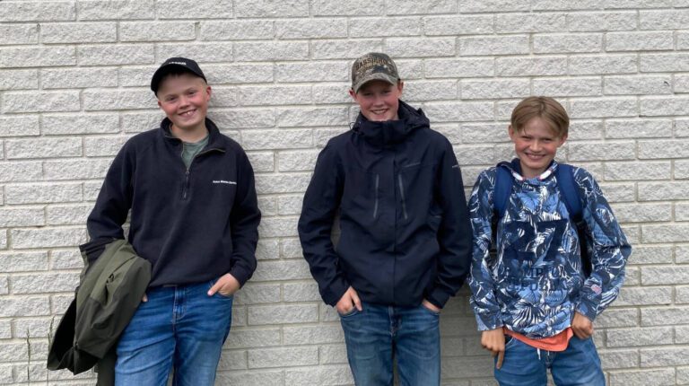 ENGASJERTE UNGE: Trond Seigerud Haugen (fra venstre), Even Brenna og Sverre Colbjørnsen Sletten deltok på møtet for å få fram hva de unge på Namnå ønsker seg.