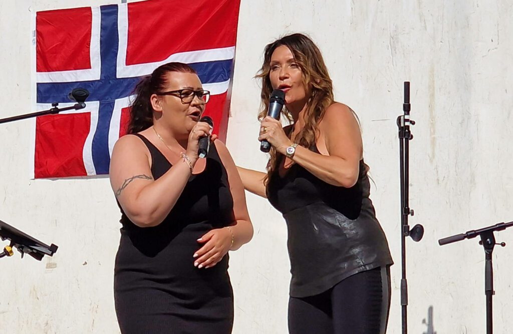 STOR FAN: I nesten 30 år har Vanja Lysgård (til venstre) vært stor fan av Christina Lindberg. På Milla-Sletta ble hun invitert opp på scenen for å synge duett.