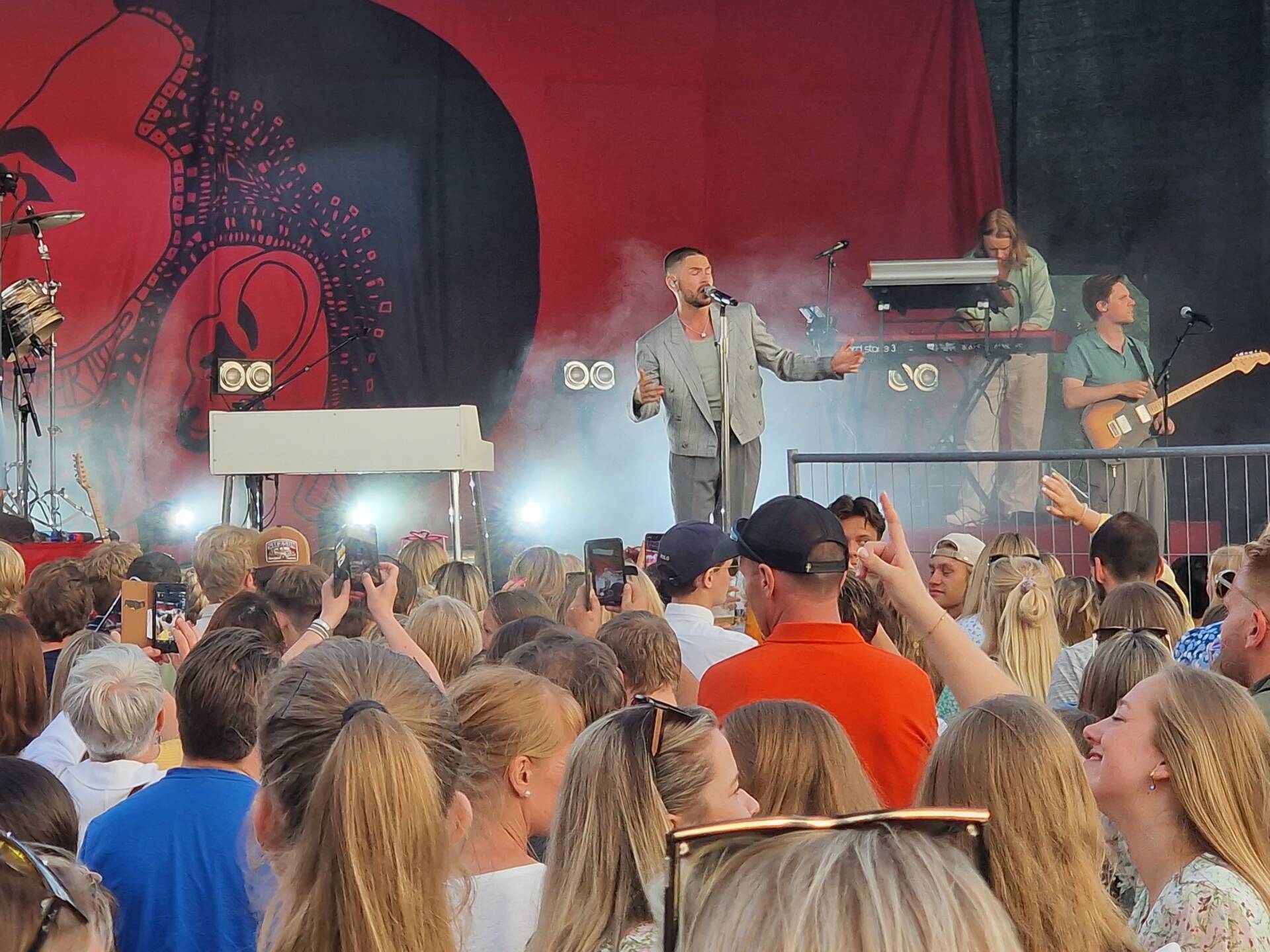 FIKK ALLSANGEN I GANG: Chris Holsten spilte alle sine store hiter, da han åpnet SolørMart'n torsdag.