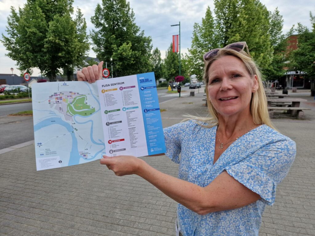 VISER VEG: Det nye turistkartet for Flisa og Solør skal vise turistene hvor de finner attraksjoner, butikker og annet. Anette Strand Sletmoen håper alle 15.000 kartene får bein å gå på.