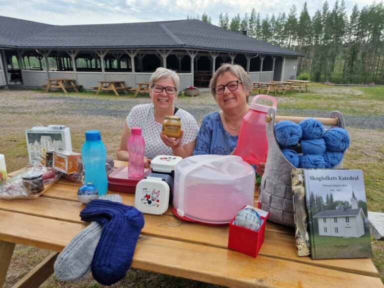 STÅR PÅ: Lena Jørgensen (til venstre) og Liv Margrethe Rundberget har denne våren stått i bresjen for opprustingen av paviljongen ved Kynnbrua. Nå på lørdag blir det sommermarked i og utenfor paviljongen.