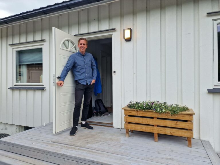 PÅ FLYTTEFOT: Kristian Botten Pedersen, Luisa Arango og datteren flytter til Oslo. Med det må de begge også gi seg i lokalpolitikken i Åsnes.