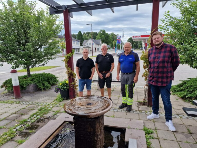 LAGER MER LIV: For tiden er det fontena som lager mest liv på nordre torg i Våler. Joachim Haug (fra venstre), Kjell Gunnar Thoresen, Jan Smedstuen og Bjørn Magnus Moløkken håper sentrumsdagen kan bli riktig folksom.