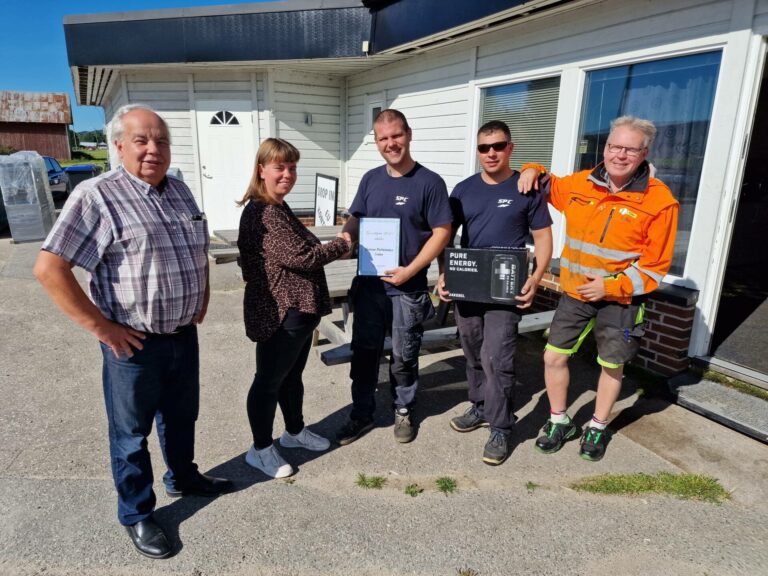 VIKTIG FOR GRENDA: Skansen Performance Center AS mottok Grendeprisen 2022 fra Fremskrittspartiet i Åsnes. Fra venstre Roar Bredvold, Ida Marie Bredvold, Ivan Bekkebråten, Tom André Kolstad og John Holen. Eskil Nerby var på ferie da bildet ble tatt.