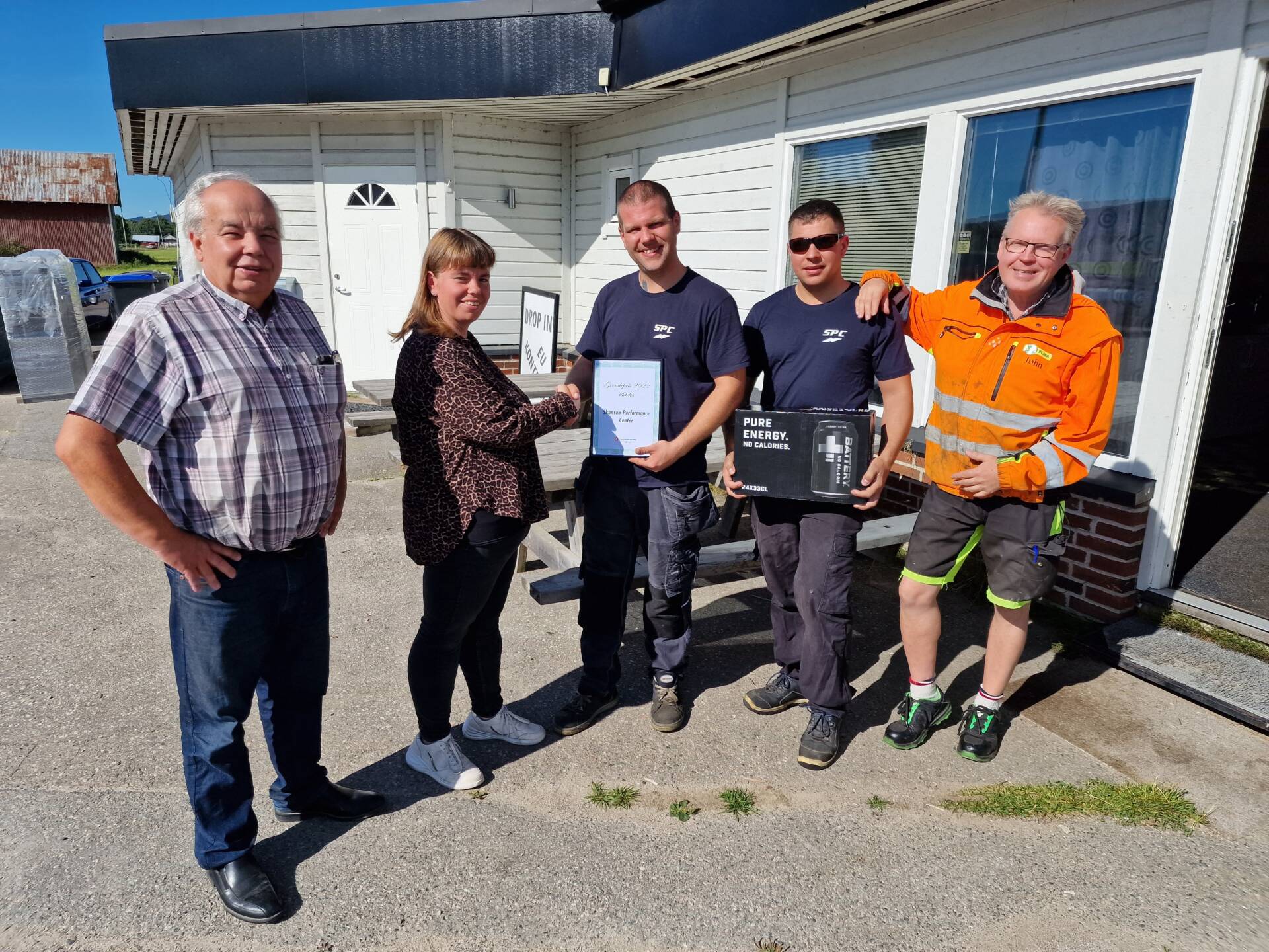 VIKTIG FOR GRENDA: Skansen Performance Center AS mottok Grendeprisen 2022 fra Fremskrittspartiet i Åsnes. Fra venstre Roar Bredvold, Ida Marie Bredvold, Ivan Bekkebråten, Tom André Kolstad og John Holen. Eskil Nerby var på ferie da bildet ble tatt.