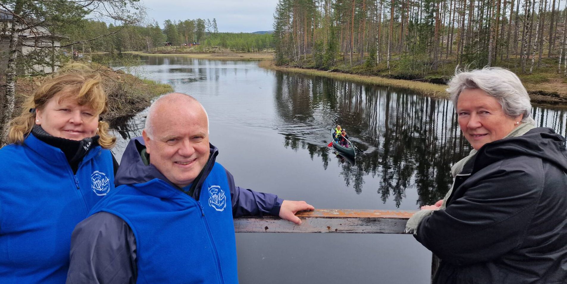 NY SOMMERSUKSESS: Etter over 30 år i reiselivsbransjen har Ingvill Haugbråten (til høyre) aldri vært med på en større suksess enn Opplev Kynna. Pia Knøsen Lund og Trond Asle Daltveit er også med som primus motorer i prosjektet. Her fra årets sesongåpning ved Kynnbrua.