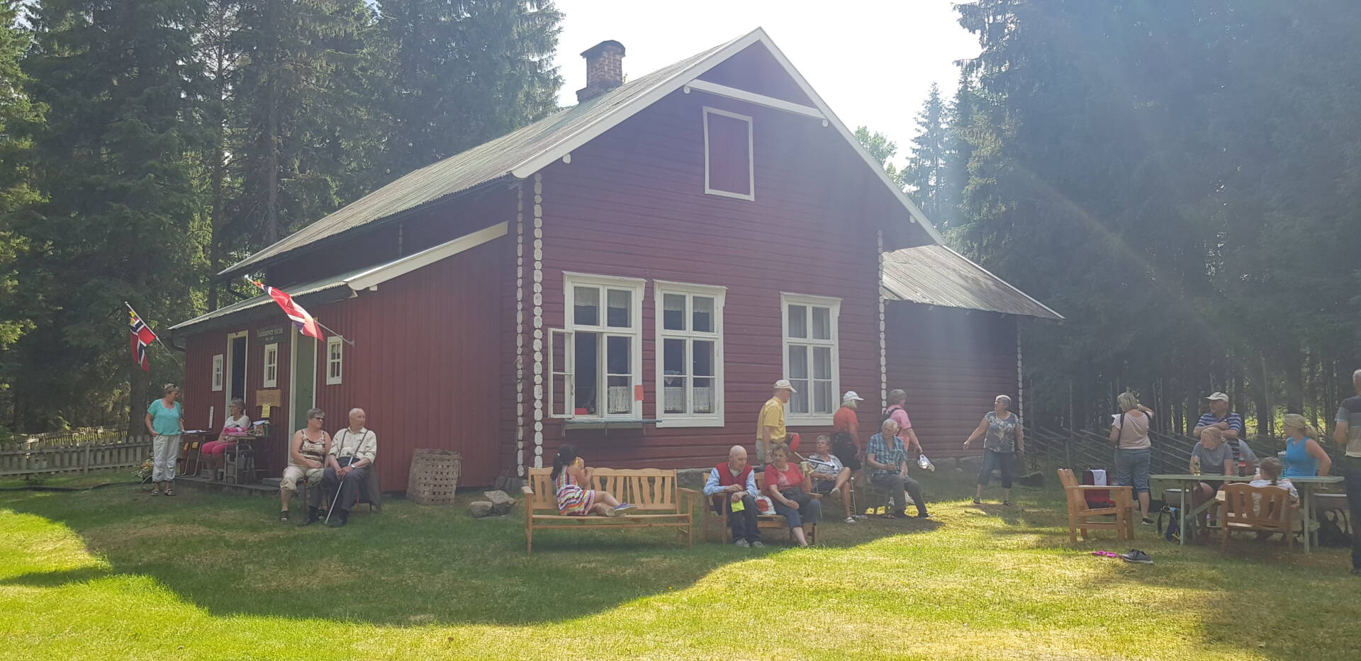 30 ÅR MED GUDSTJENESTE: Søndagens friluftsgudstjeneste ved Faldaasen skolemuseum blir også en jubileumsutgave. Her fra et tidligere arrangement, hvor været ser ut til å være like bra som søndagens værmelding.