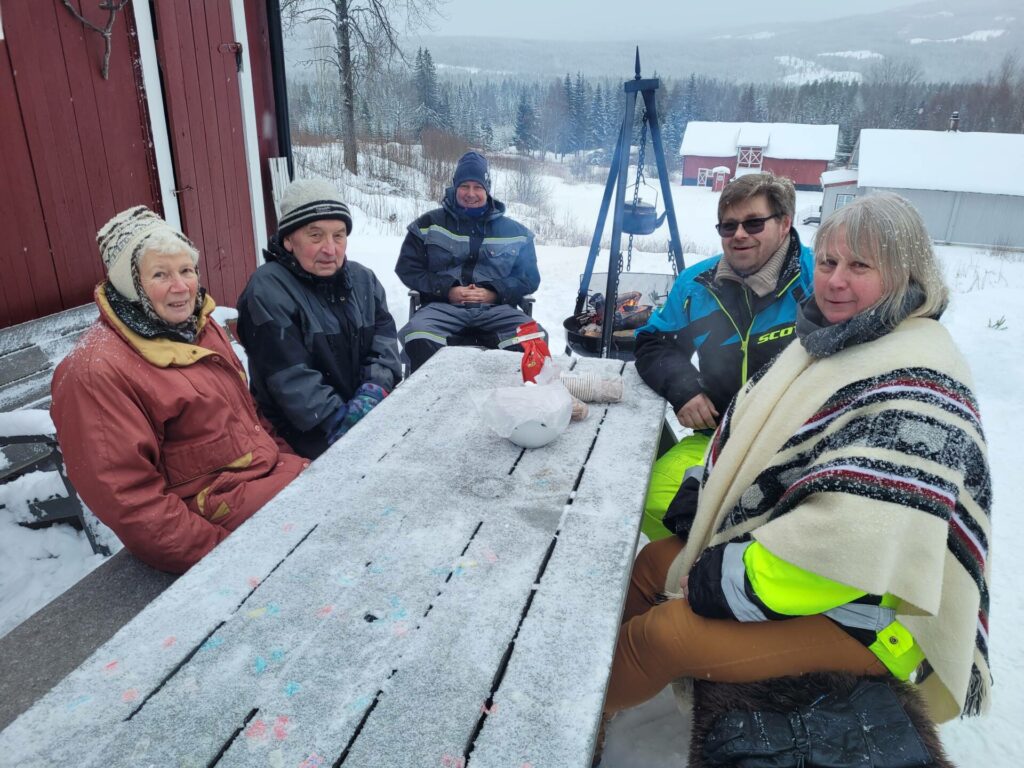 FÅR STØTTE: Gravbergets venner får 10.000 kroner i støtte fra Statskogmillionen. Eva Tokstad (fra venstre), Vidkun Tokstad, Vidar Tokstad, Ronald Keskitalo og Anne-Britt Myrvold er medlem i foreningen. Anne-Britt er også leder i foreningen. Og nei, det er ikke vinter i Gravberget ennå. Dette bildet er hentet fra arkivet.