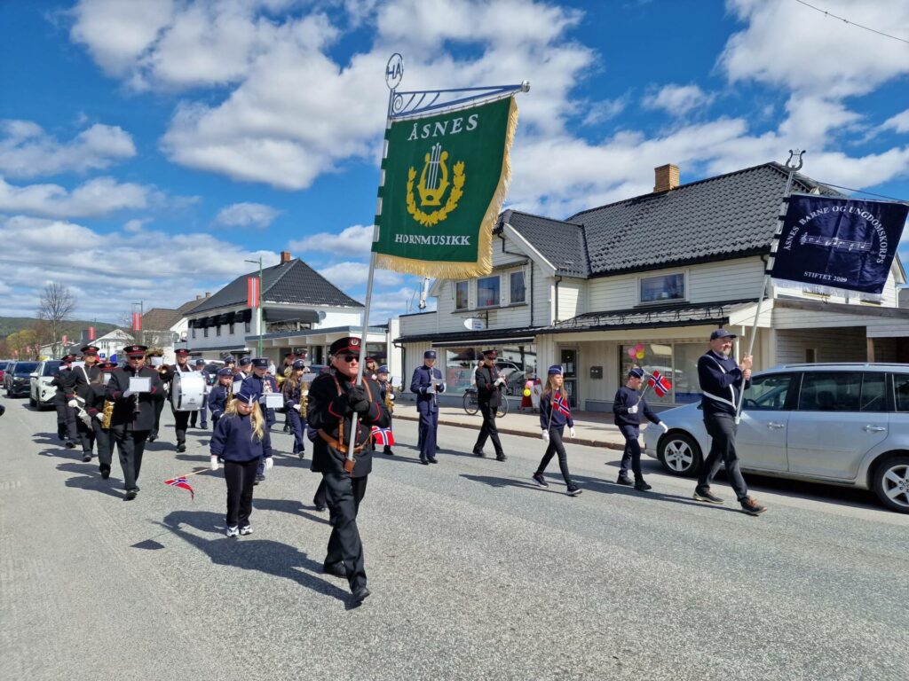 NYE TIDER: Åsnes Hornmusikk har nå byttet øvingsdag fra fredag til mandag, med mål om å rekruttere flere nye medlemmer. Her fra marsjering sammen med Åsnes barne- og ungdomskorps under vårfesten på Flisa i år.