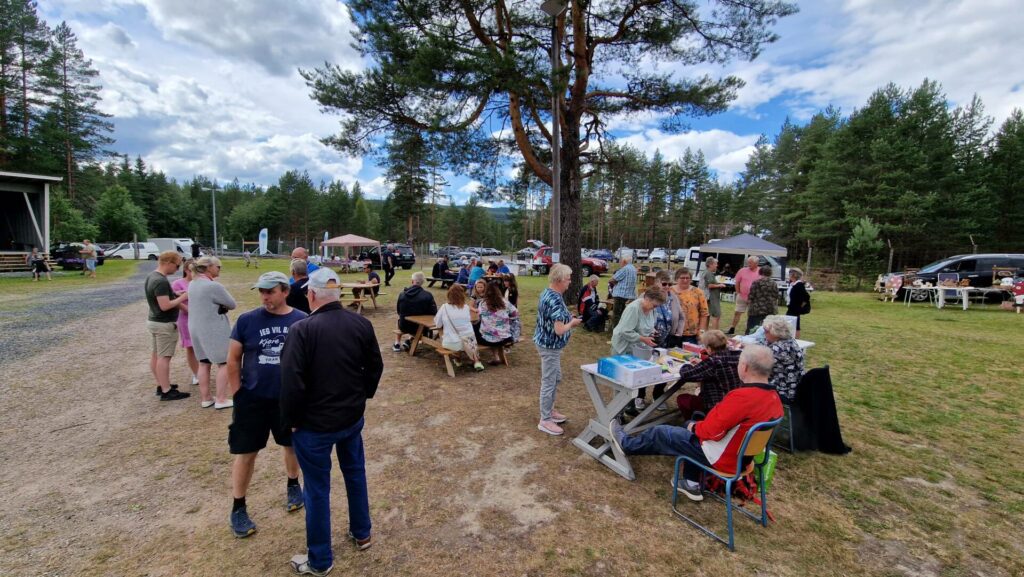 FOLKELIV: Det var folksomt på festplassen på Kynnbrua da Risberget Idrettslag arrangerte Sommermarked før første gang.