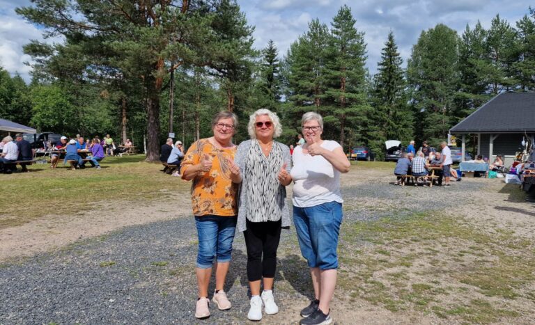 FORNØYDE: Ildsjelene Liv Margrethe Rundberget (t.v) og Lena Jørgensen (t.h) var strålende fornøyde med både oppmøtet og gjennomføringen av det første sommermarkedet. – Dette skal vi gjøre igjen, sier de to. Ordfører May Liss Sæterdalen (i midten) sier at det var et helt topp arrangement.