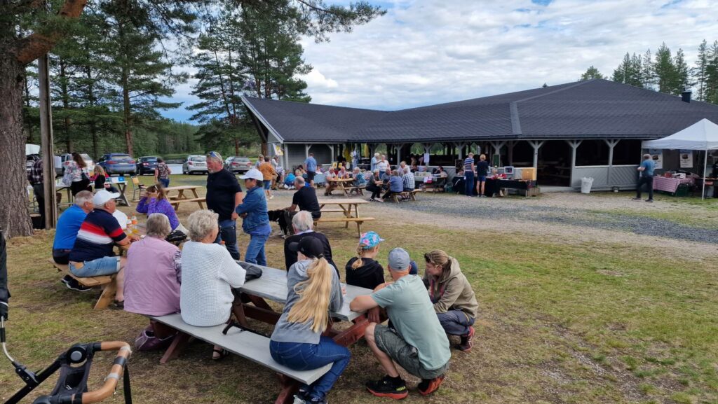 STORKOSTE SEG: Det var mange som besøkte sommermarkedet lørdag, og ifølge arrangørene fikk de bare positive tilbakemeldinger fra de besøkende.