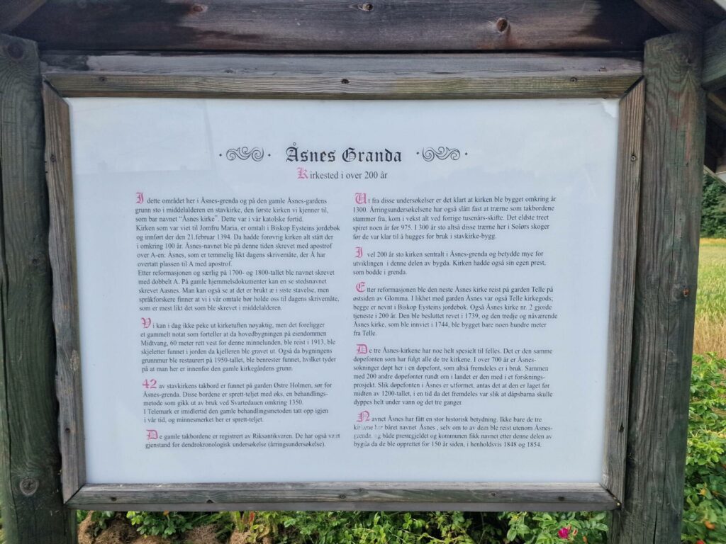 HISTORIKK: På stedet finnes en oversikt over historikken til den gamle kirka.