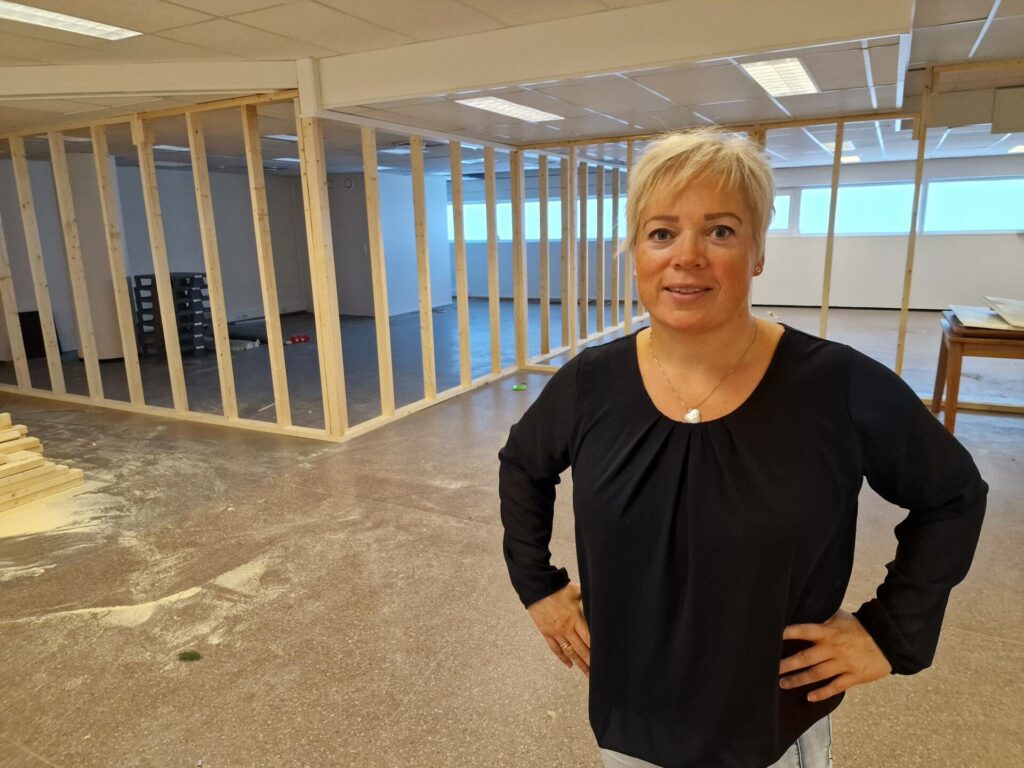I GANG: Ombyggingen i Gruetorget er i gang. Merete får god hjelp av samboeren og faren sin til oppussingsarbeidet.