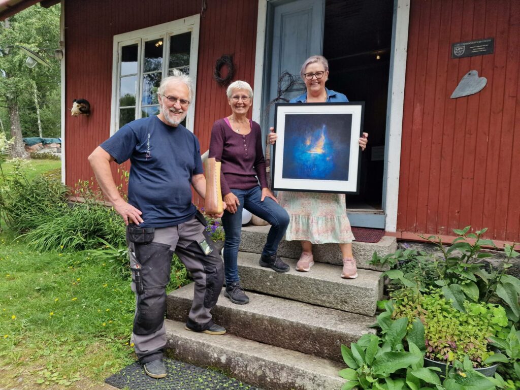 STILLER UT: Karen Syversætre (i midten) åpner dørene til Syversætre gard under Gardtassingen i helga. Her stiller Reinhold Conrad ut trearbeider og Kari Bjørsland malerier. Utstillingen er også åpen neste helg.