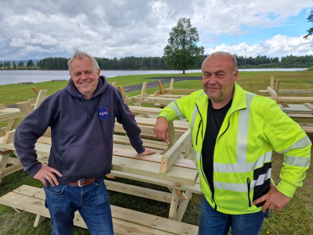 BYGGER FESTIVALOMRÅDE: Oddgeir Frette (til venstre) og Bård Holmen er klar for riggingen til helgas festival ved Flisa Camping. Neste års dato for Færderfestivalen er også allerede satt.