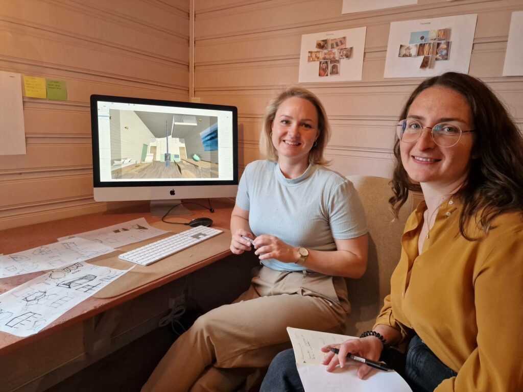DRIVER SAMMEN: Ida Skarnes (til venstre) og Ramona Stampfli driver Metsä design og arkitektur sammen på Flisa. Nylig har de tegnet nye Flisa Trykkeri på Kvisle Utviklingspark. På skjermen jobbes det med en tretopphytte.