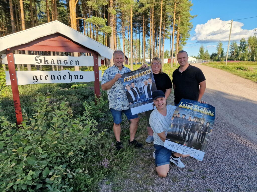 KLART FOR DANS: Lasse Stefanz og Fernandoz kommer til Skansen folkepark fredag 12. august. Arrangører er Bjørn Håkon Lande (til venstre) og Siw Monica Holth. Jonas Andersen (foran) og Joachim Haug fra Nabo'n sørger for at gjestene får tak i drikkevarer.