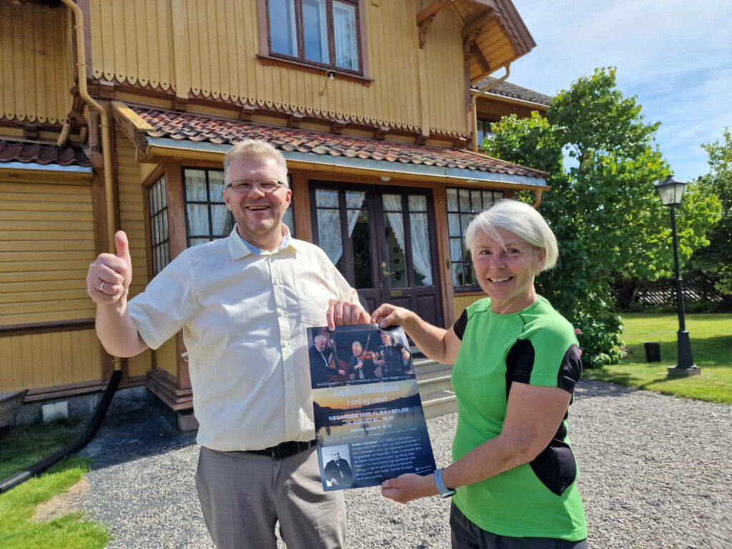 SPILLER PÅ FLISA: Håvard Svendsrud gleder seg til å spille med trioen på Negarden 1897. Eva Molberg håper solungene, og tilreisende, benytter muligheten til å høre hyllesten til Anders Sørensen.