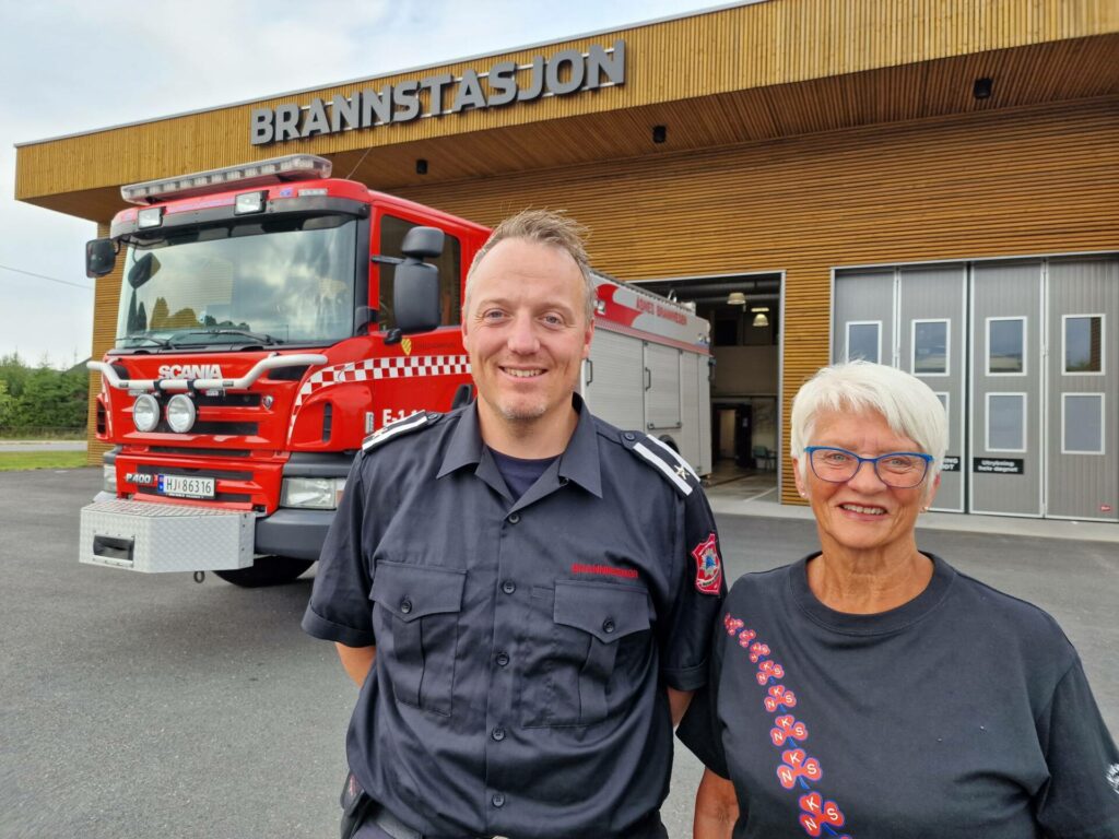 VIL HA ELDRE MED: Anders Tremoen fra Midt-Hedmark brann og redningsvesen og Anne Lise Kalfoss fra Åsnes Sanitetsforening håper mange eldre kommer på trygghetstreffet på Sundmoen. Det blir både sosialt og lærerikt.