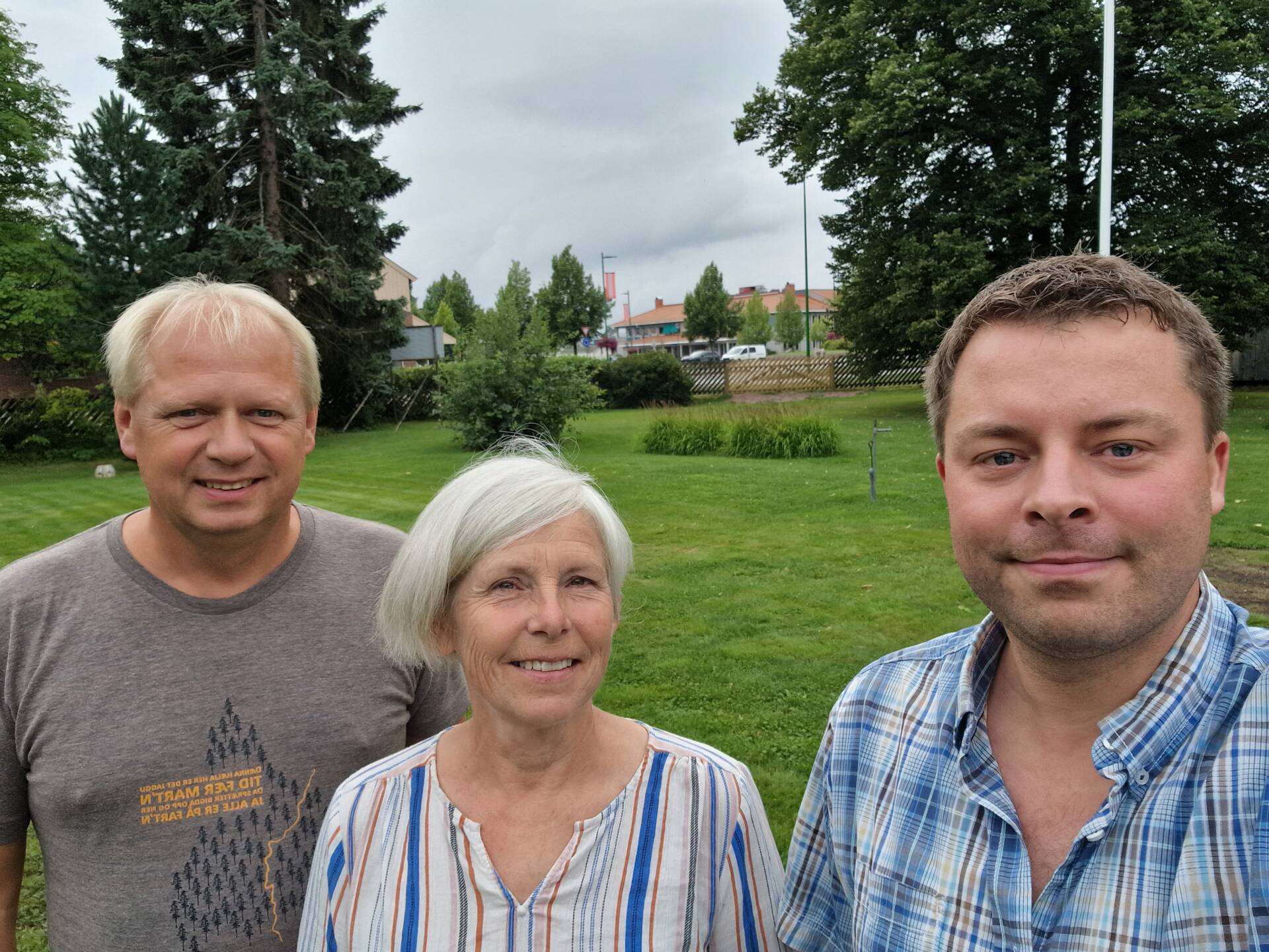 SER LOVENDE UT NÅ: I hagen til Negarden1897, rett ved rundkjøringa på Flisa, blir det hagefest lørdag kveld. Odd Erland Dalen (til venstre), Eva Molberg og Bjørn-Martin Brandett er optimister med tanke på været nå.
