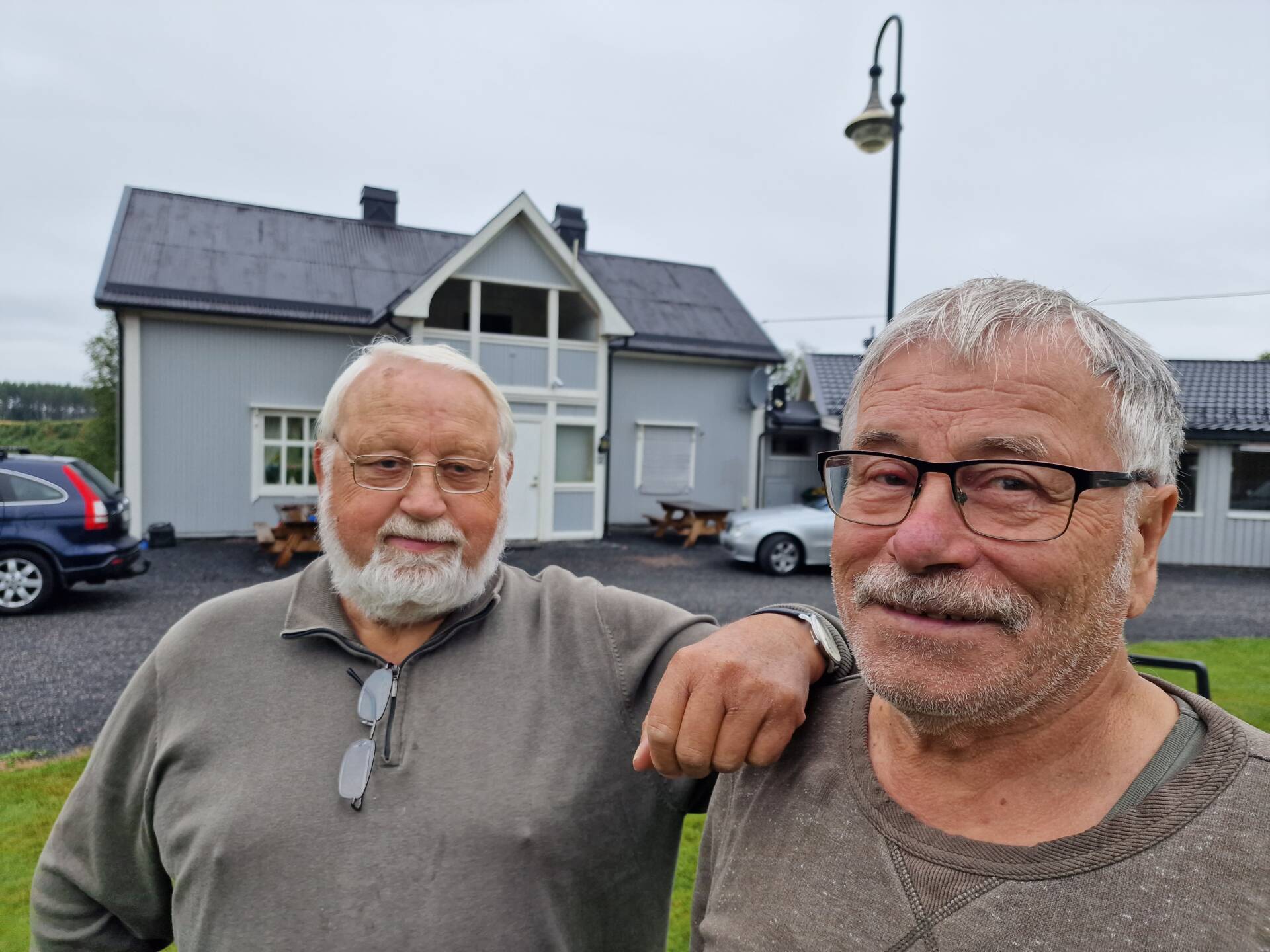 STOR INNSATS: Arne Idar Grandahl (til venstre) og Svein Sparby er to av ildsjelene som legger ned mye tid ved Bergesiden Grendetun. Søndag 21. august blir det sommeravslutning for middagsserveringen på søndager, og Svein disker opp med litt konkurranser utendørs.