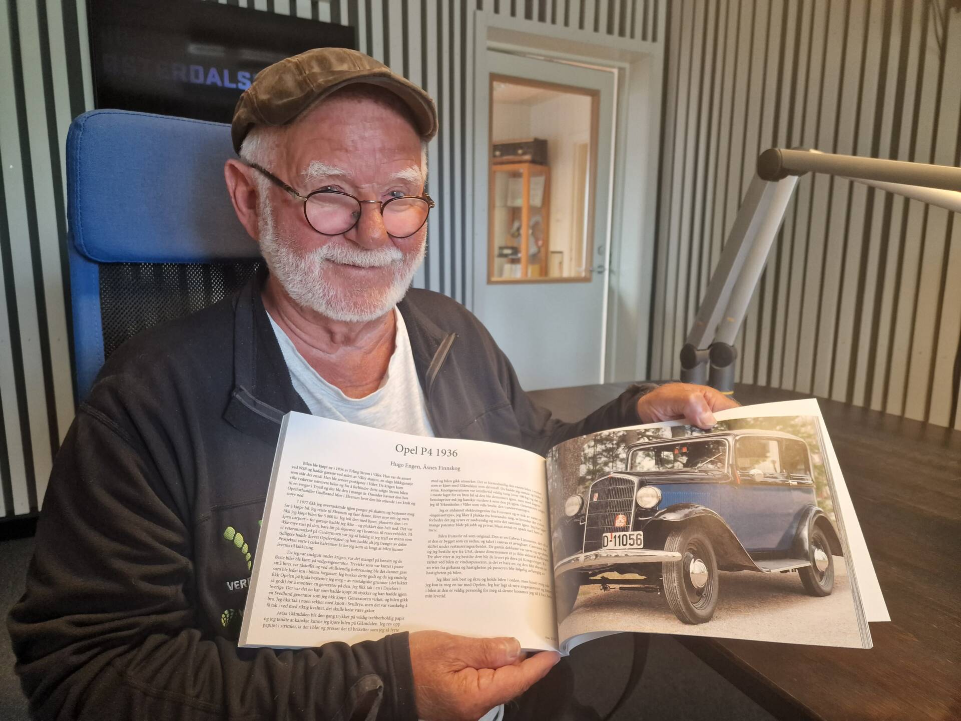 KLAR FOR MARKEDET: Svein Sjølli er aktuell med boka «102 vakre veteraner i Solør», som presenterer 102 ulike veteranbiler fra Braskereidfoss i nord til Grinder i sør.