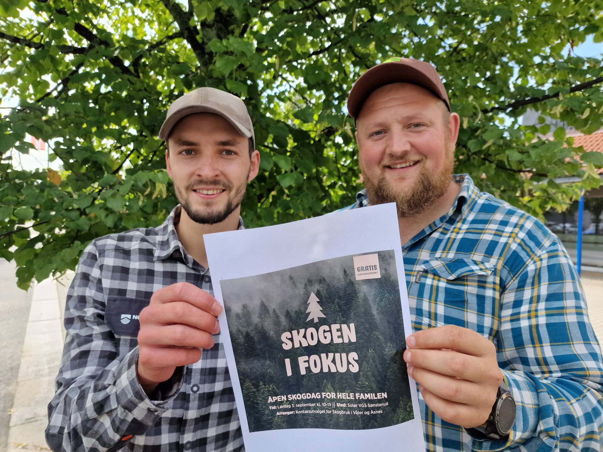 FOR ALLE: Når kontaktutvalget for skogbruk i Våler og Åsnes arrangerer familieskogdag på Sønsterud, er alle velkommen. Jan Erik Kørra i Nortømmer (til venstre) og Jon Arne Borg Engø i SB Skog håper mange vil bli med.