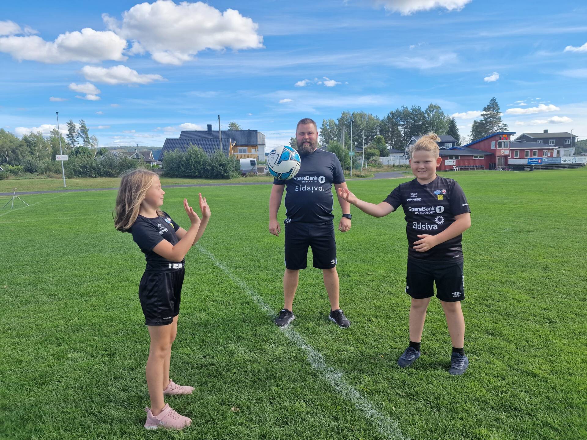 LAGER TURNERING: Søndag 4. september er det igjen knøtteturnering på Kjellmyra, og Stefan Karlsen håper flere lag melder seg på. Tiril Embretsen Karlsen (8) og August Embretsen Karlsen (9) er klare for turnering.