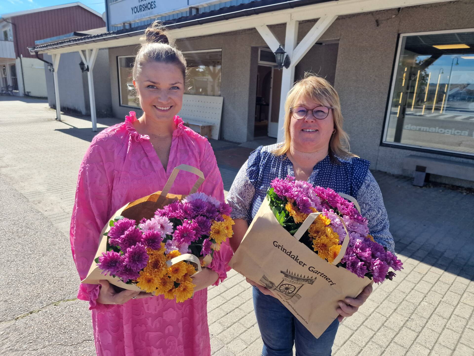 STYRKER LAGET: Siw Monica Holth (til høyre) fikk med seg Madelen Lindberg på laget fra 1. september. Samme dato åpnet også Grindaker Blomster i de tidligere Tagyourshoes-lokalene i Kaffegata.