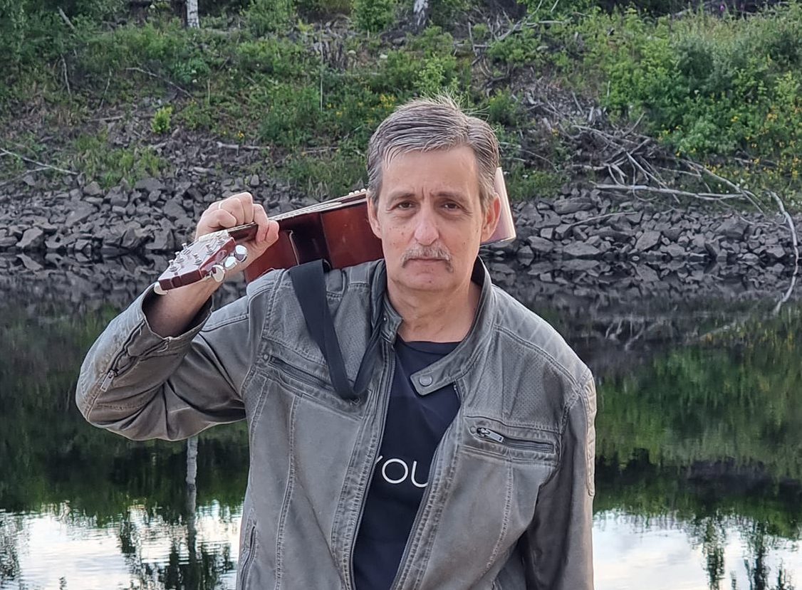 UNDERHOLDER: Alan Johansen sørger for levende musikk fra scena ved stormarkedet lørdag. Han har spilt på Flisa en rekke ganger tidligere. Foto: Privat.