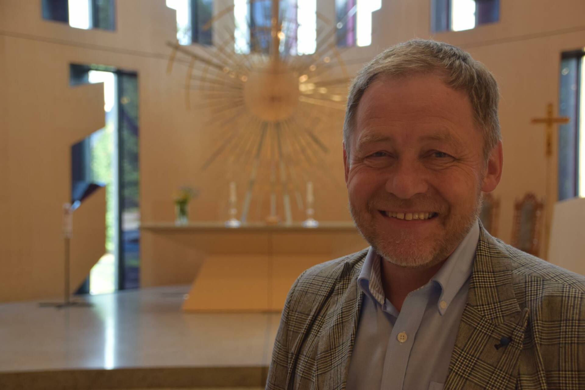 FLYTTER TIL OSLO: Sokneprest Einar Vannebo ble pensjonist 1. mars, men har fortsatt noen måneder til på grunn av 1000-årsjubileet. Nå er imidlertid tiden som sokneprest snart over, og Einar flytter tilbake til Oslo.