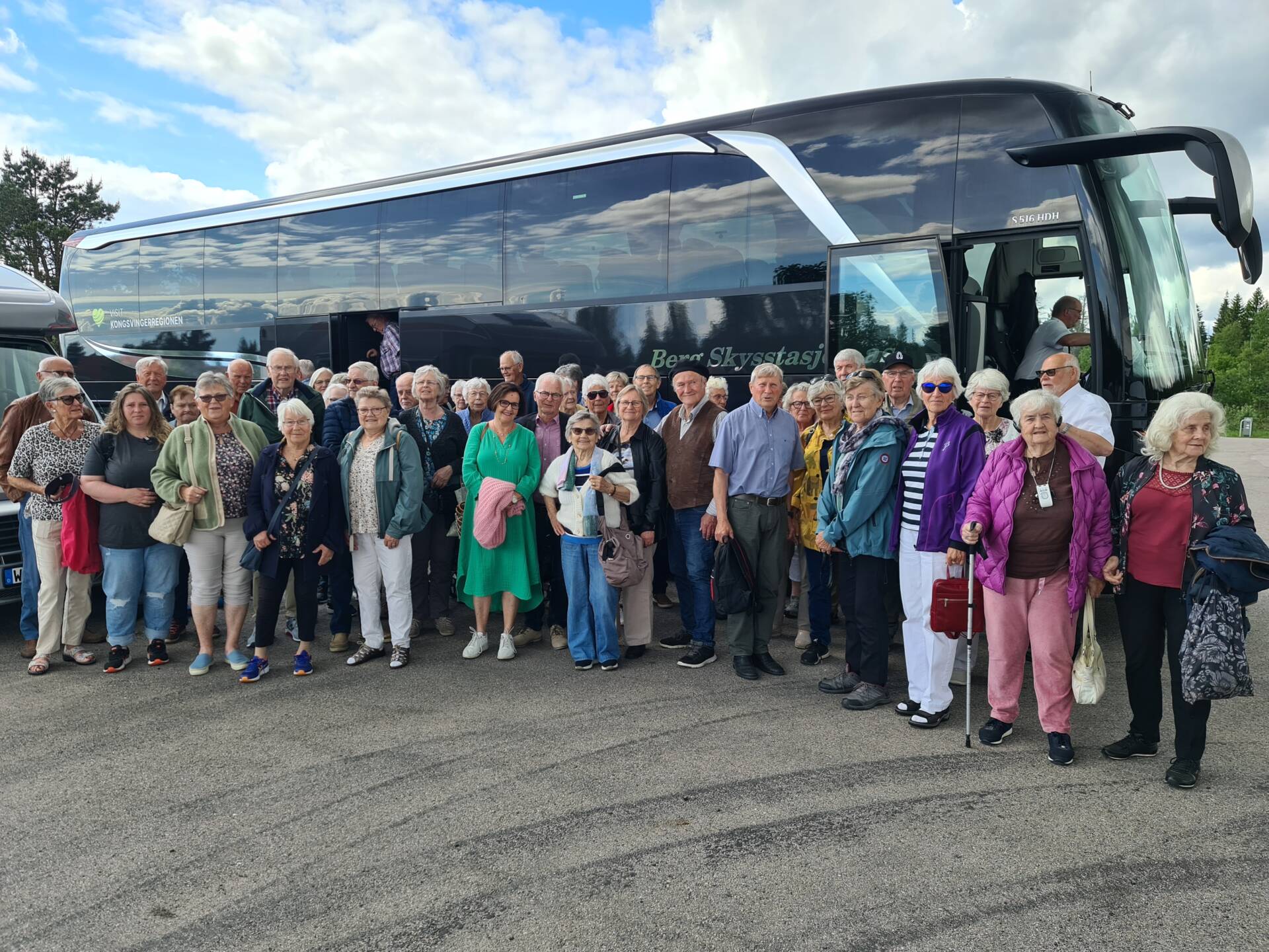 MANGE MED: HLF Solør på parkeringen til Roseslottet.