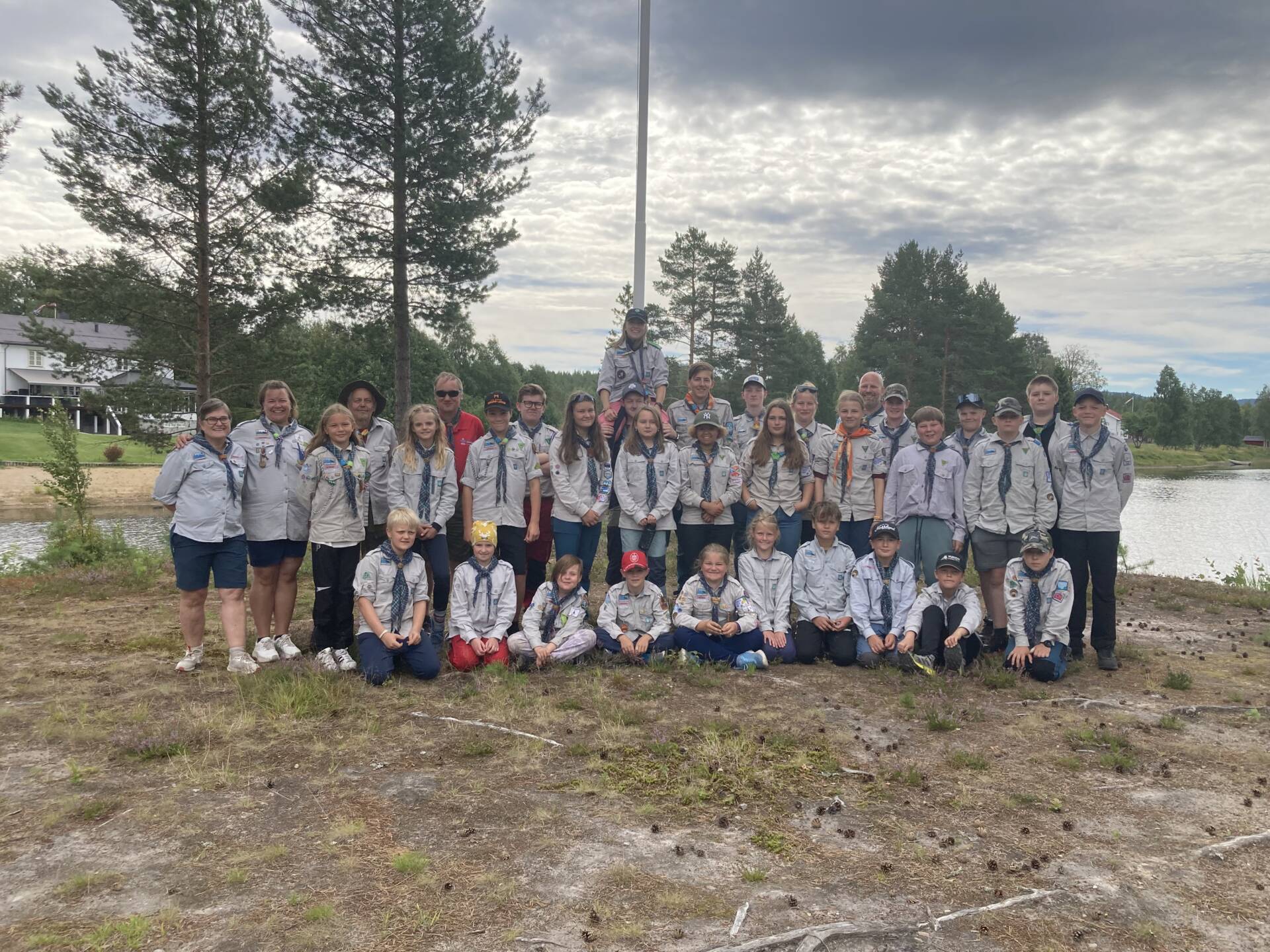 ALLTID BEREDT: Omkring 40 speidere fra Røros, Engerdal og 1. Grue Speidergruppe var samlet på Oddheim ved Långflon siste skoleferieuke for speideraktiviteter. Her er hele gjengen samlet.