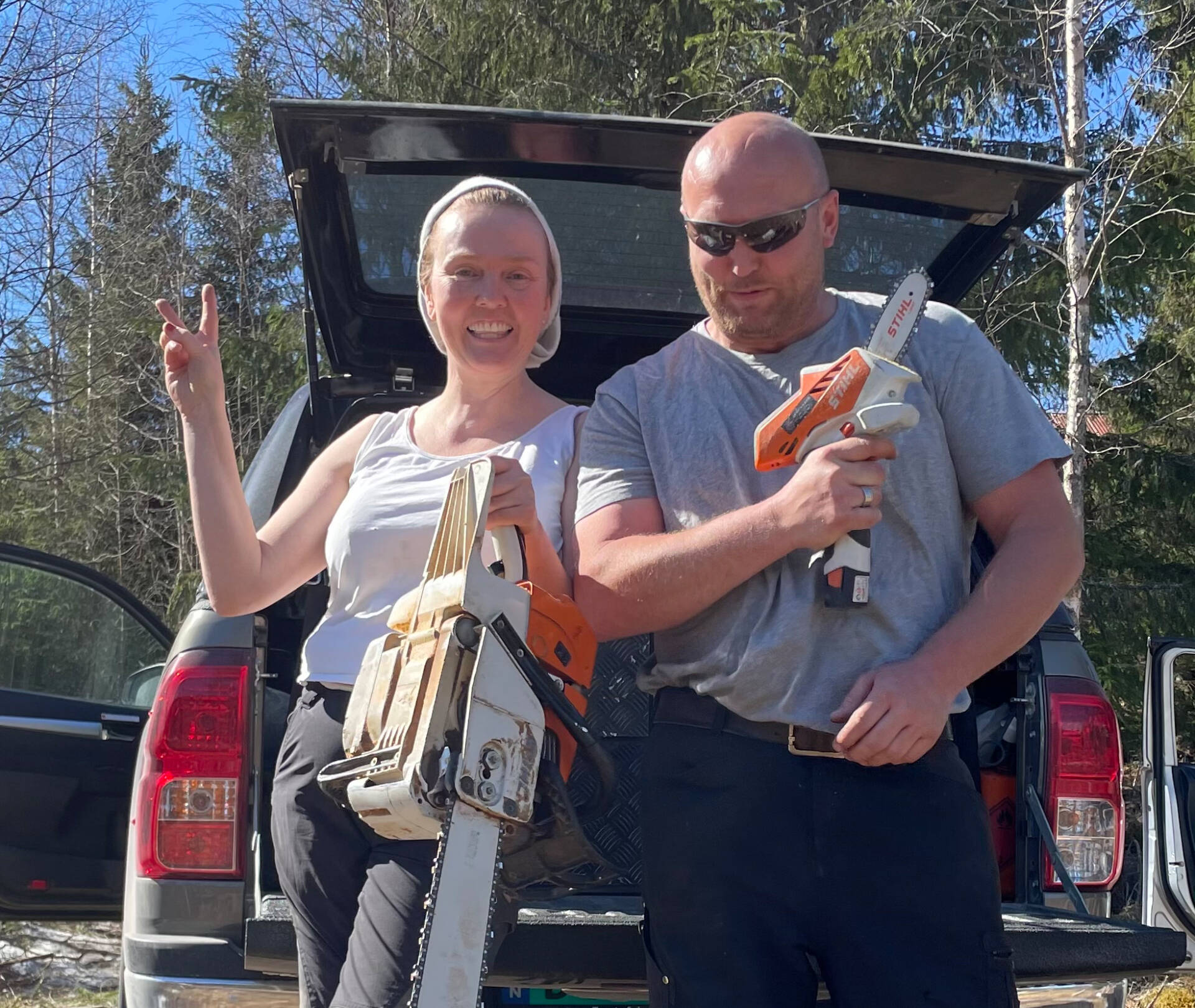 PÅ FINNSKOGEN: Håndverkslaget arrangerer denne uka reparasjonsuke på Finnskogen. Her ser vi Tove og Audun på Oppigard ved Possåsen.