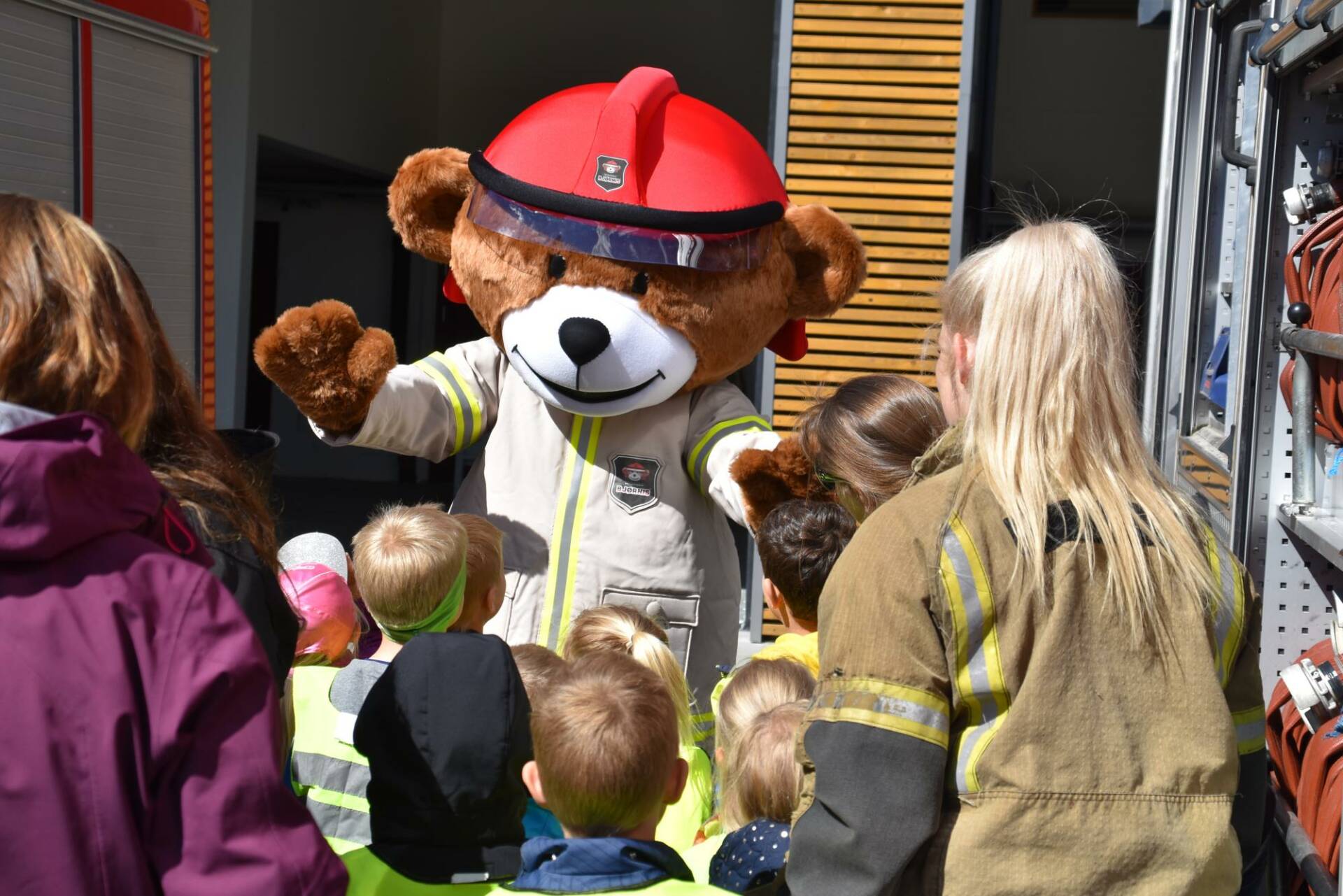 POPULÆR BAMSE: Barna elsker Brannbamsen Bjørnis. Det er godt nytt, for han bidrar til å spre viktig kunnskap om brannsikkerhet. Lørdag besøker han brannvesenet på Kirkenær. Her fra et tidligere besøk på Flisa.