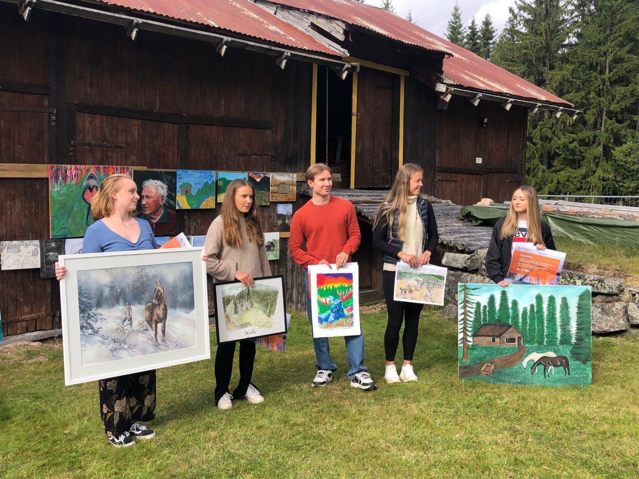MYE FINT: Kejsi Sokoli (fra høyre), Linn Østlund, Jonathan By Vangerud, Kirsten B Sørby og Linnea Olsen var de 5 heldig kunstnerne som fikk stipend i år. Foto: Adele Dragsnes