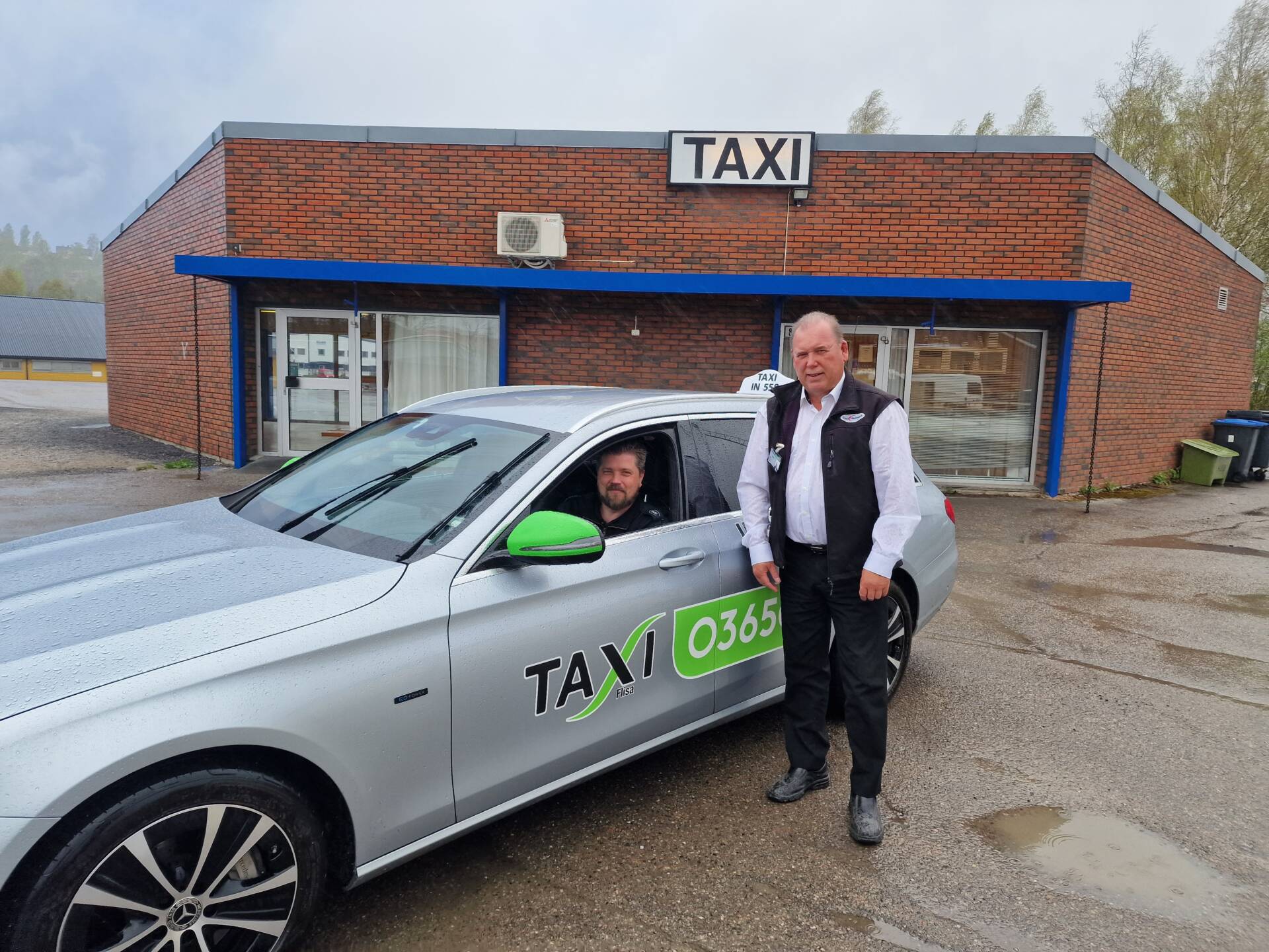 LITE BRUKT: I Åsnes er det veldig få ungdommer som bruker Trygt hjem. Lars Telle (i bilen) og Per Erik Engen ved drosjesentralen på Flisa håper ordningen blir mer brukt.