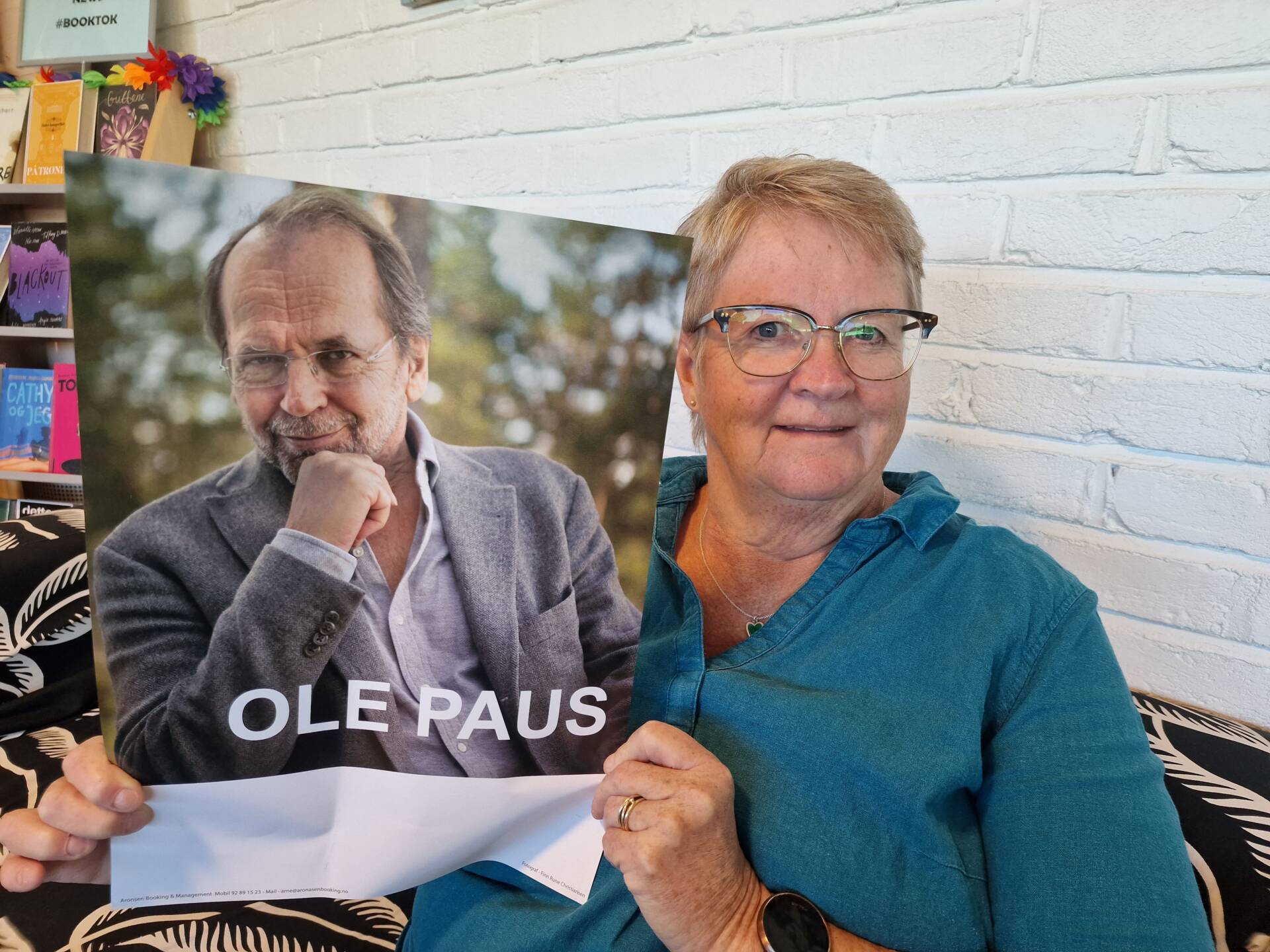 FULLSATT: Marit Rudshagen ved biblioteket håpet på en fullsatt sal når Ole Paus kommer til Flisa for å spille fredag. Og slik ble det!