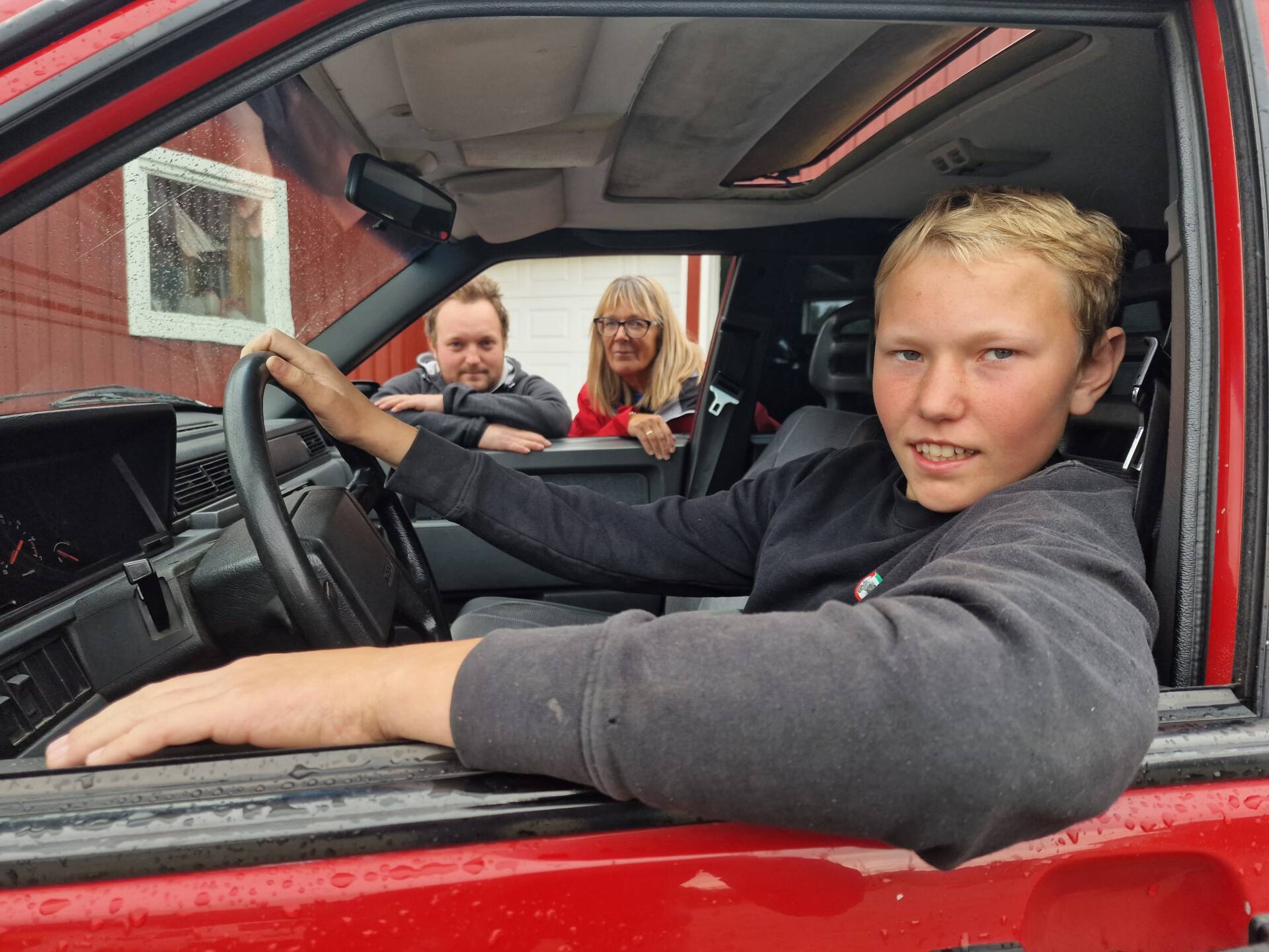 ÆRMEN I KÆRMEN: Innkjøp og opprusting av en Volvo står på timeplanen for Benjamin Byvold (13) og de andre ungdommene hos Tom Brauter. Anne Berit Østlie og Joachim Lie Ringqvist mener prosjektet gir både læring og mestringsfølelse.
