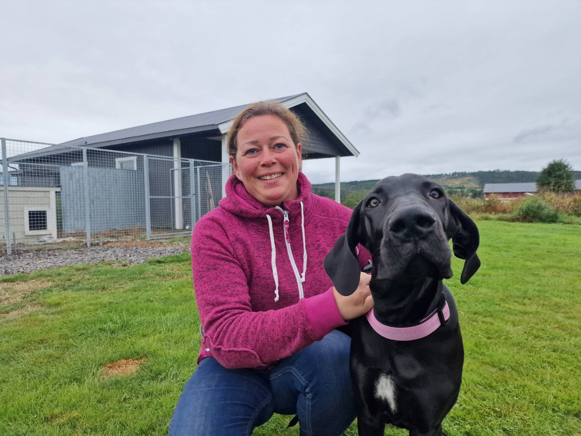 NYTT TILBUD: I fire år har Marianne Midtsundstad drevet hundehotell i Hof. Fra oktober utvides tilbudet til også å omfatte en hundebarnehage, hvor folk kan levere hunden før de drar på jobb og hente den igjen ved arbeidsdagens slutt.