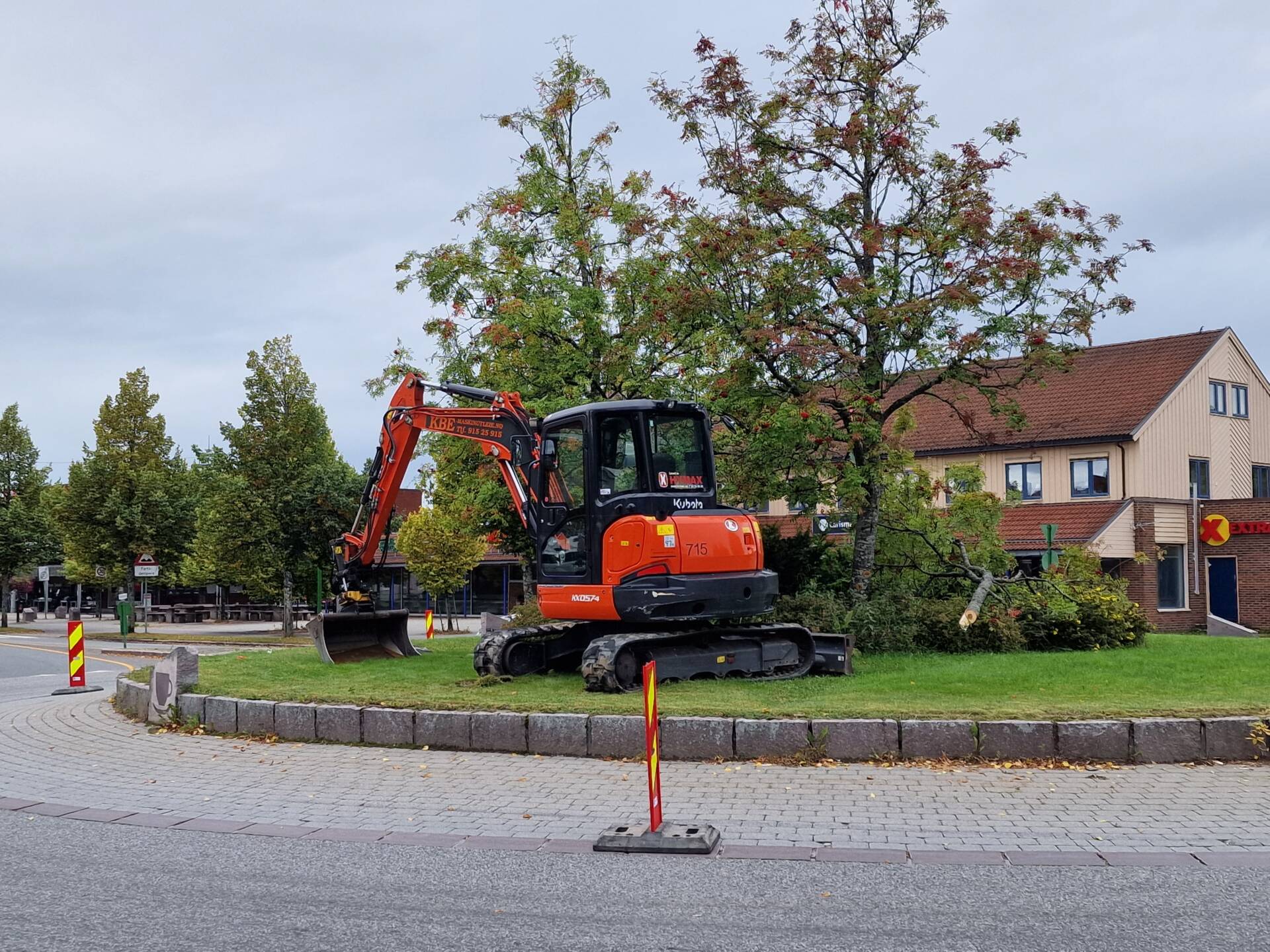 KLARGJØR: Arbeidet med å klargjøre rundkjøringa for kunstgaven starter nå, og kunstverket vil bli avduket før vinteren.