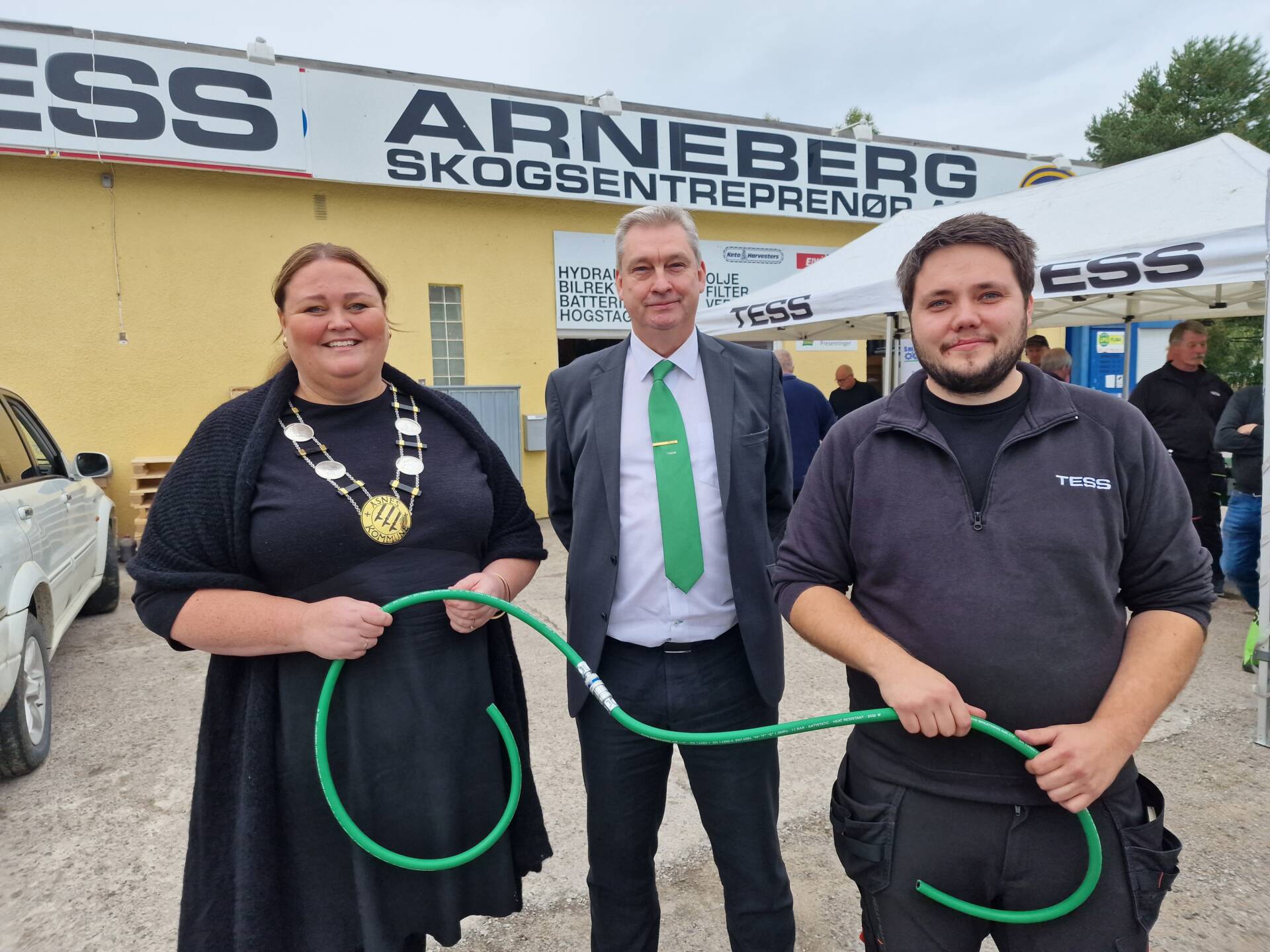 INGEN SNORKLIPP: Da TESS Flisa ble åpnet var det sammenkobling av slanger som var metoden, og ikke den tradisjonelle snorklippen. Her ser vi Åsnes-ordfører Kari Heggelund, regionsjef Nils Lauvlid og avdelingssjef Ole Martin Bekkemoen.