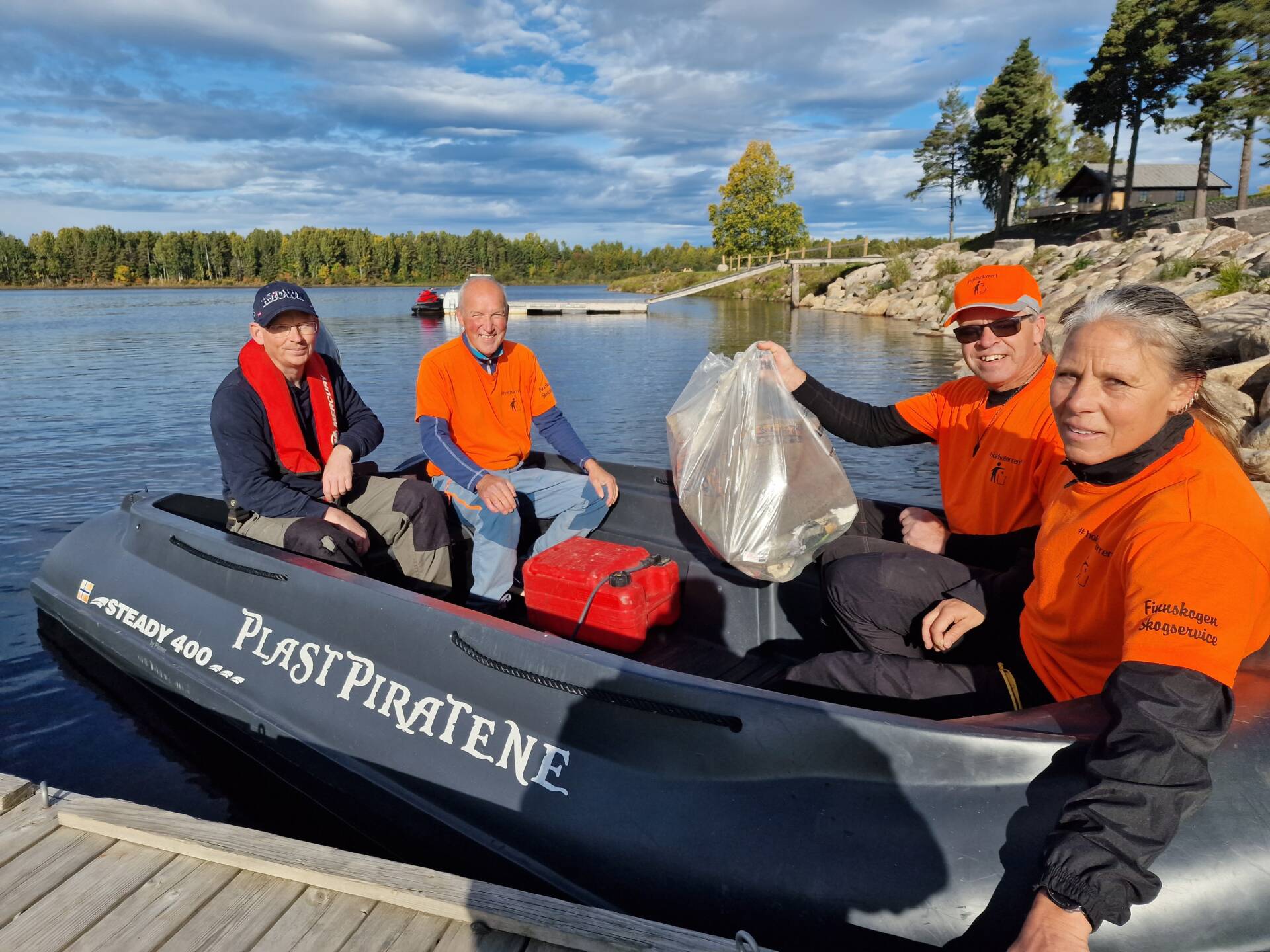 UTE I BÅT: Lørdag aksjonerte Hold Solør Rent på Glomma sammen med Plastpiratene. Fra venstre ser vi Robert Tollefsen, Steinar Viken, Kåre Emil Kordal og Anette Mobakk.