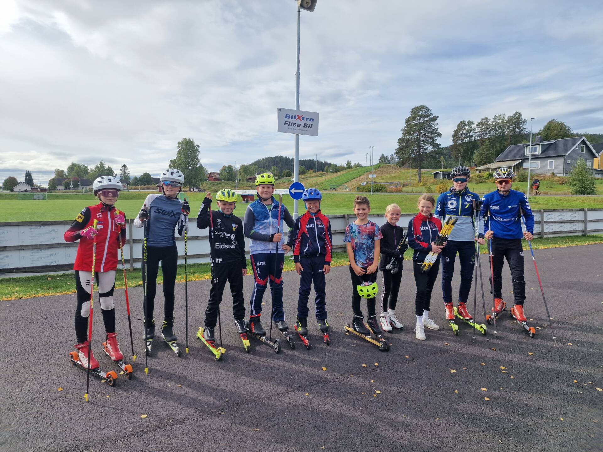 PÅ KRETSSAMLING: Åsnes Skiskytterlag var vertskap for kretssamlingen i Idrettsparken og på Sønsterud. Her er den yngre gruppa. Fra venstre ser vi Sanna Kalbakken, Helle Nordhagen Rotneberg, Tobias Flismyren, Daniel Miketa, Sebastian Isaksætre, Michael Miketa, Hedda Knutzen Skjøthaug og Mari Martinsson. Til høyre står trenerne Ingrid Wright-Hagen og Even Martinsson.